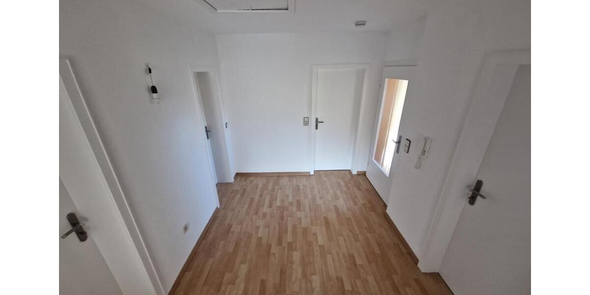 Schöne DG-Wohnung, 76m2 mit Balkon in 3 Familienhaus zu vermieten 3 zimmer