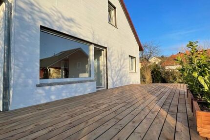 Freistehendes Haus zu vermieten in ruhiger, sonniger Lage mit Garten, Garage, Einfahrt und Terrasse