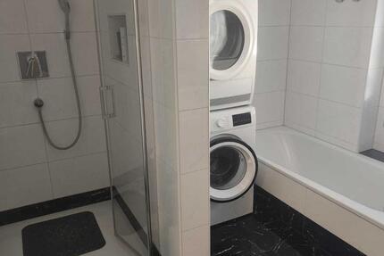 Neuwertig, Schöne, geräumige drei Zimmer-WO, mit Einbauküche und