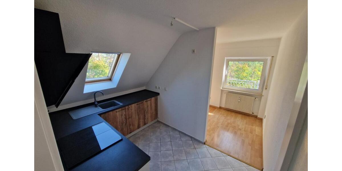 Schöne DG-Wohnung, 76m2 mit Balkon in 3 Familienhaus zu vermieten 3 zimmer