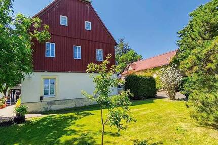 Denkmalgeschütztes Wohnhaus mit Garagen, NG und Carport