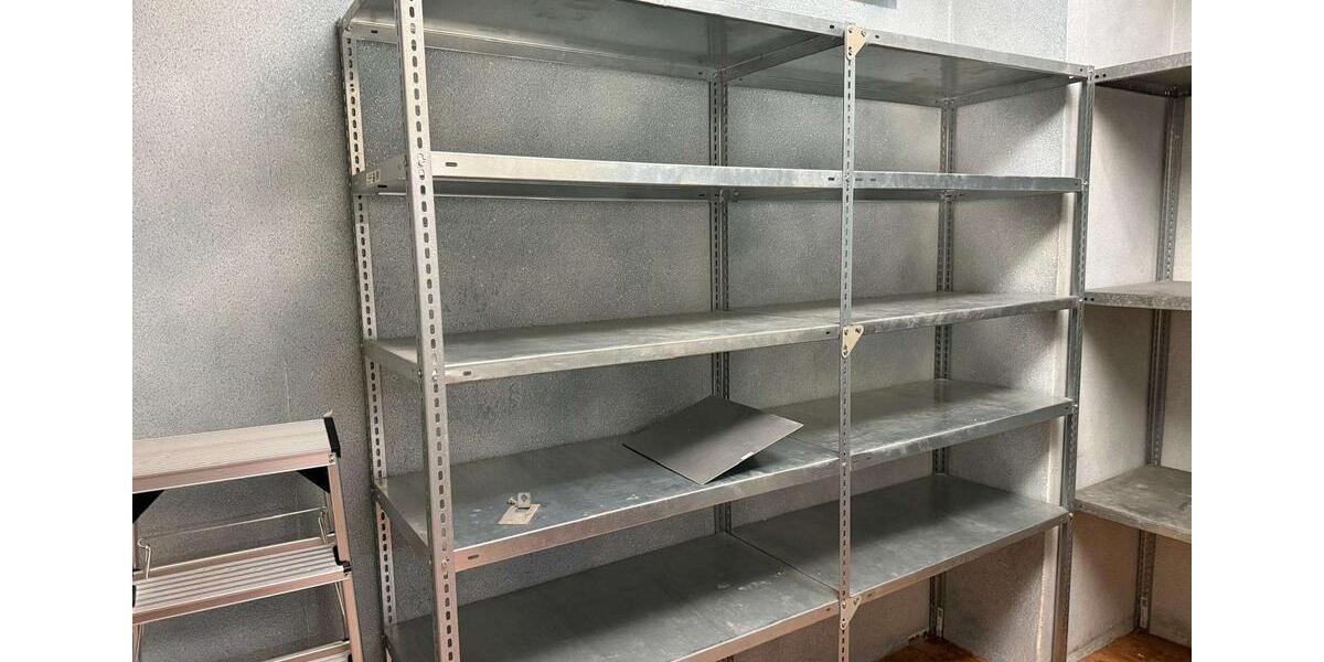 Kompakte Bürofläche inklusive praktischem Lager. zimmer