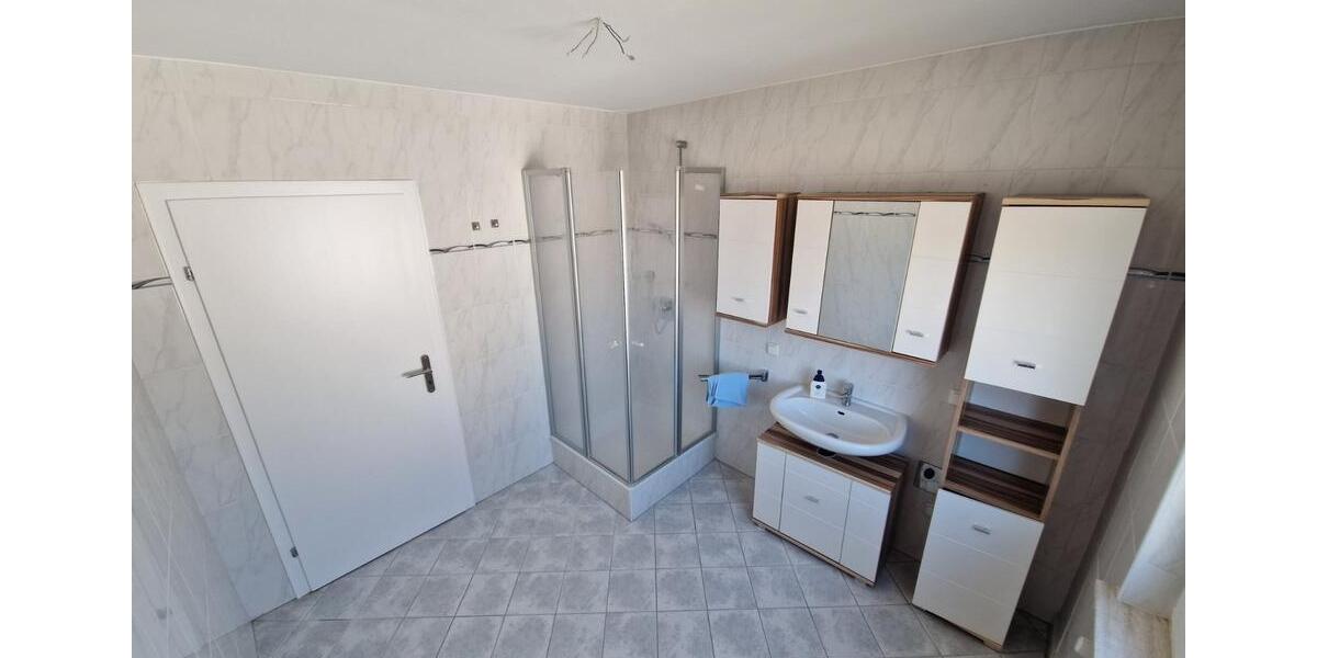 Schöne DG-Wohnung, 76m2 mit Balkon in 3 Familienhaus zu vermieten 3 zimmer