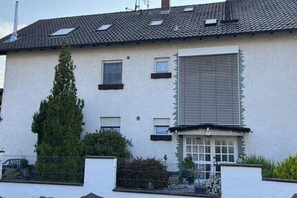 BERK Immobilien - Renovierte 3- Zi.- Wohnung im DG eines ruhigen 3-Parteienhauses 3 zimmer