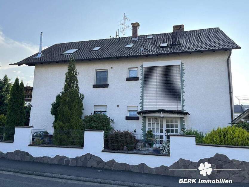 BERK Immobilien - Renovierte 3- Zi.- Wohnung im DG eines ruhigen 3-Parteienhauses 3 zimmer