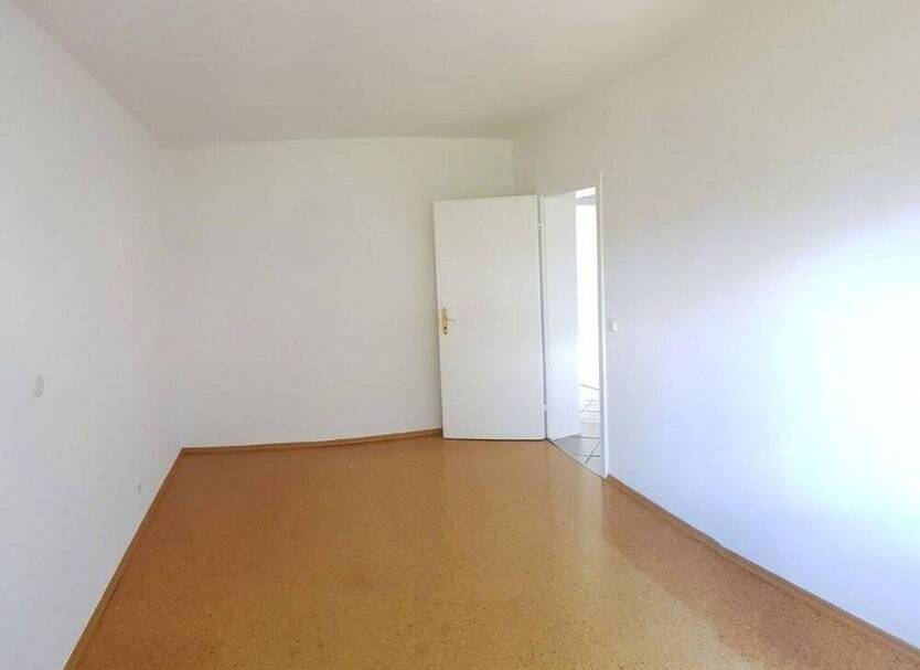 sofort Einzugsbereit, kpl. renovierte 3 Zimmerwohung im 1. OG, ohne Maklerkosten