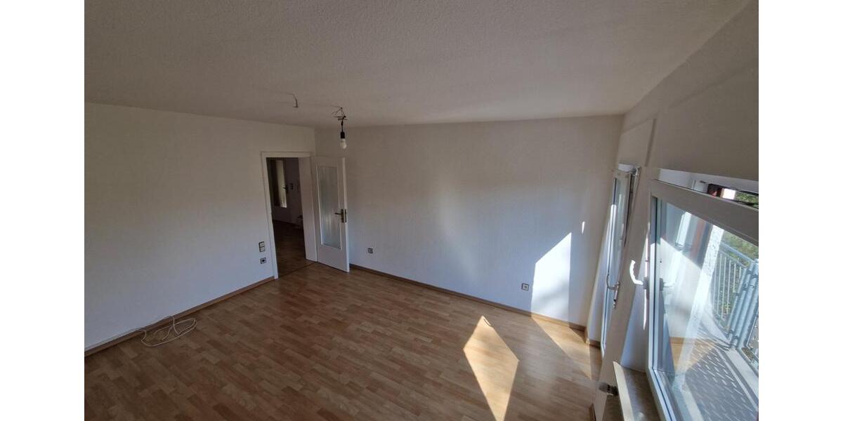 Schöne DG-Wohnung, 76m2 mit Balkon in 3 Familienhaus zu vermieten 3 zimmer