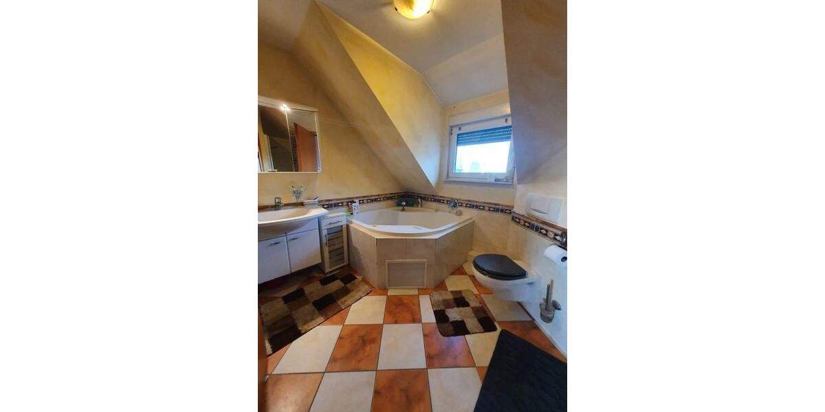 Großzügige Maisonettewohnung inkl. 2 Garagenstellplätzen in zentraler Lage 4 zimmer