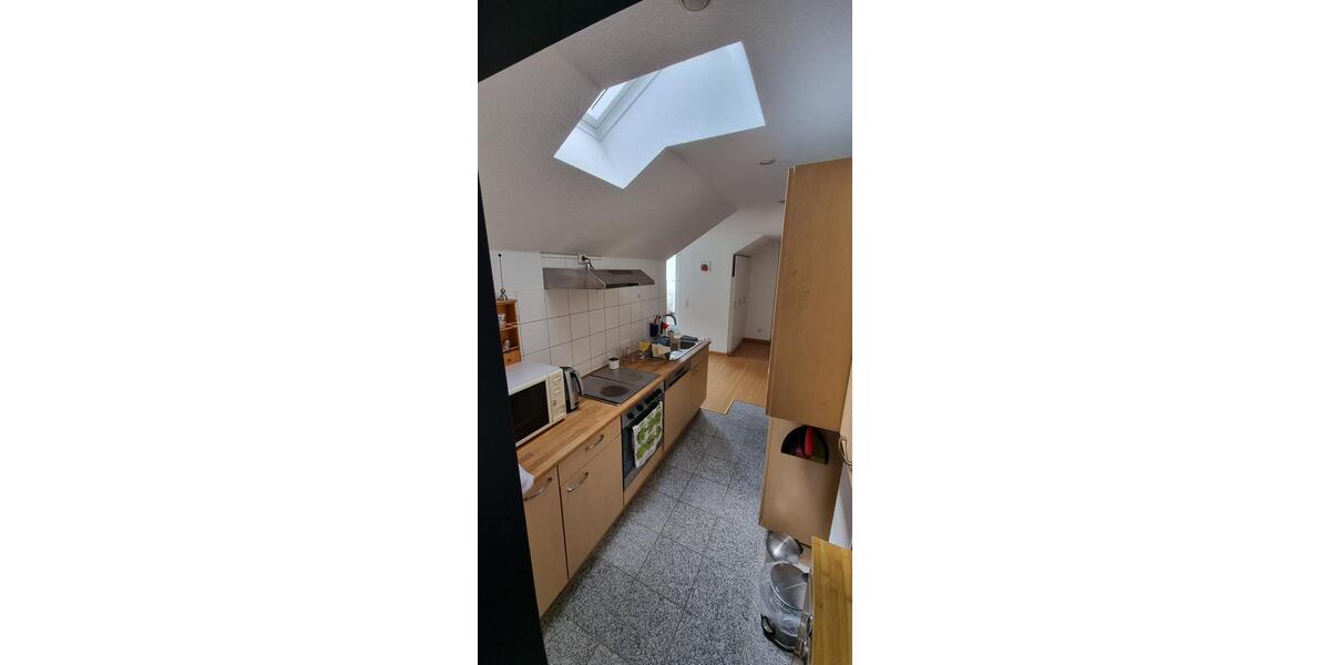 Geräumige und neuwertige 2-Zimmer-DG-Wohnung mit Balkon und Einba 2 zimmer