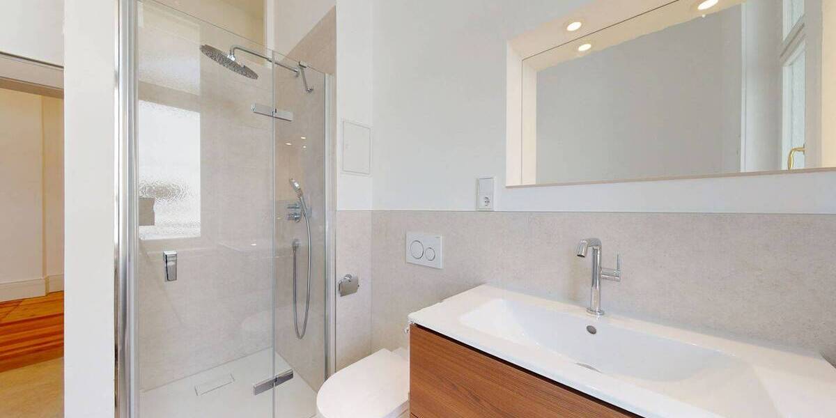 Erstbezug nach Sanierung - Charmante Altbauwohnung mit drei Zimmern, Wintergarten, Balkon und Aufzug 3 zimmer