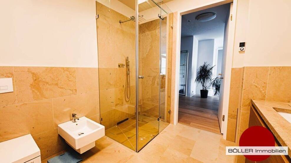 Schöneres Wohnen...mit allem Comfort im legendären Henninger Turm!