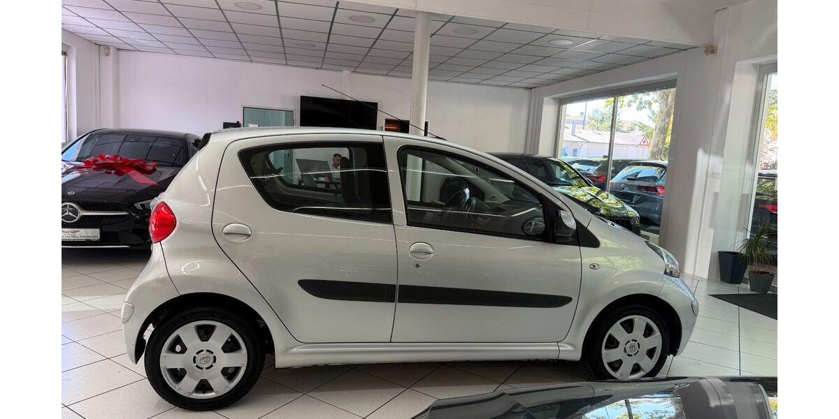 Toyota Aygo (X) 100.000 km 5.900 &euro; NEU ISENBURG 63263