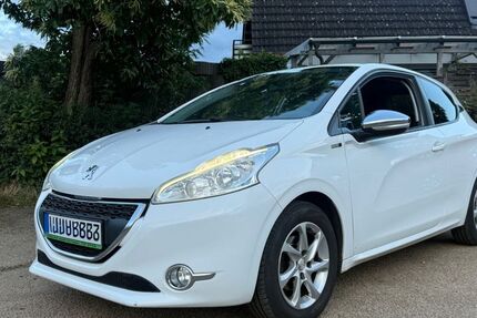 Peugeot 208 124.000 km 3.399 &euro; Rüsselsheim 65428