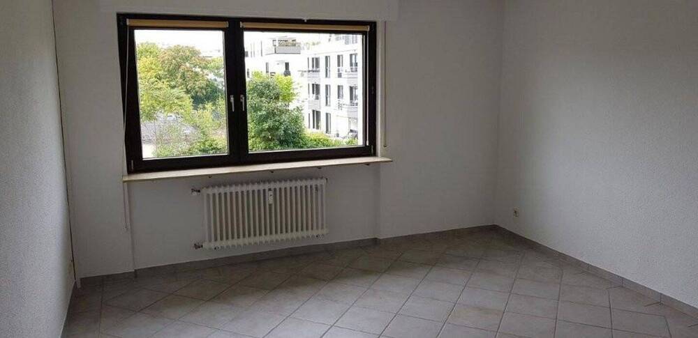 sofort Einzugsbereit, kpl. renovierte 3 Zimmerwohung im 1. OG, ohne Maklerkosten