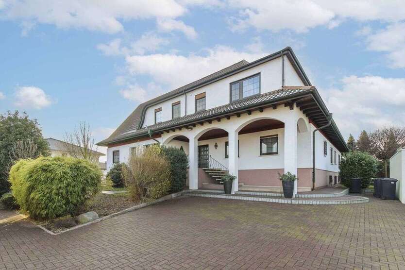 Haus zum Kaufen in Groß-Gerau 870.000 € 375.09 m² 10 zimmer