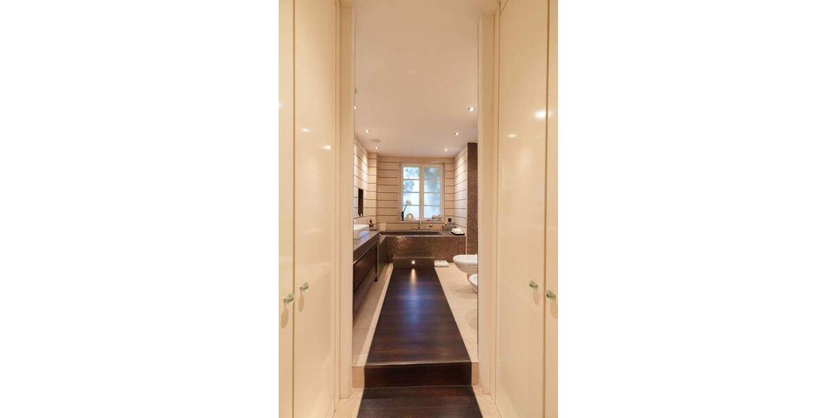 Repräsentative Büro- oder Praxisfläche mit Wintergarten, Dachterrasse und grünem Innenhof - in unmittelbarer Nähe zum Wilhelmsplatz. 3 zimmer