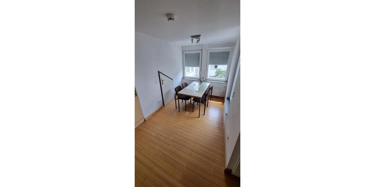 Geräumige und neuwertige 2-Zimmer-DG-Wohnung mit Balkon und Einba 2 zimmer