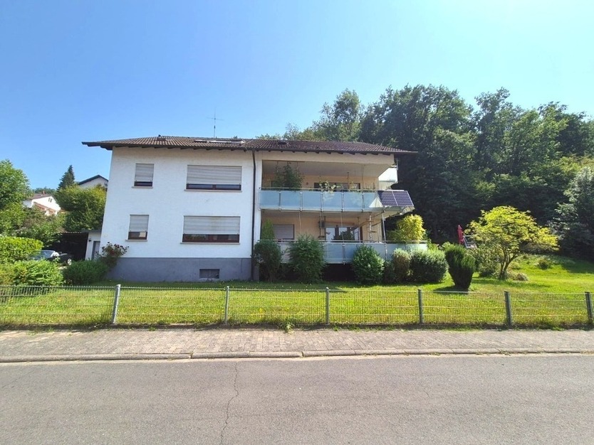 Helle 4,5 Zimmer Dachgeschoßwohnung mit großem Grundstücksanteil und Carport in Südhessen