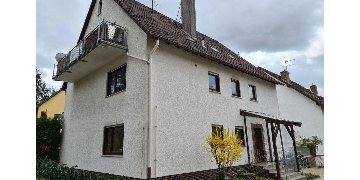 Schöne DG-Wohnung, 76m2 mit Balkon in 3 Familienhaus zu vermieten 3 zimmer