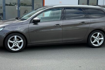Peugeot 308 124.000 km 8.699 &euro; Frankfurt am Main 60314