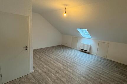 Helle 4-ZKB DG-Wohnung - KlimaWärmepumpe, Stellplatz + Garten 4 zimmer