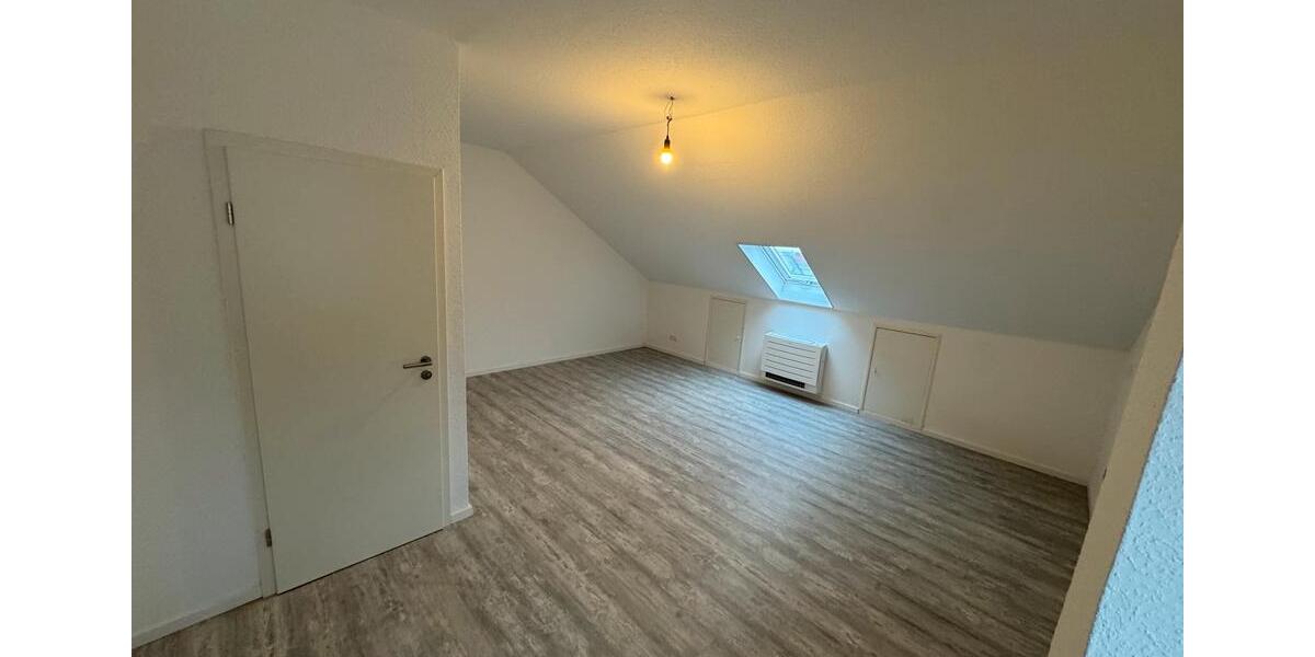 Helle 4-ZKB DG-Wohnung - KlimaWärmepumpe, Stellplatz + Garten 4 zimmer