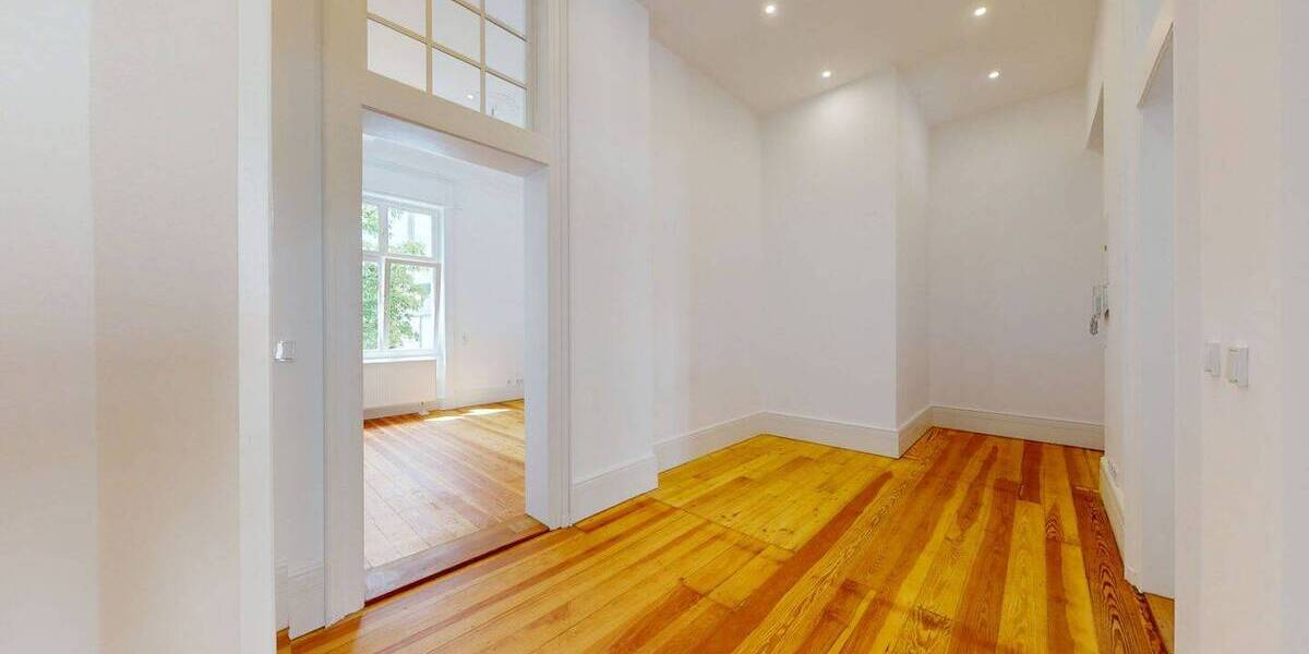 Erstbezug nach Sanierung - Charmante Altbauwohnung mit drei Zimmern, Wintergarten, Balkon und Aufzug 3 zimmer