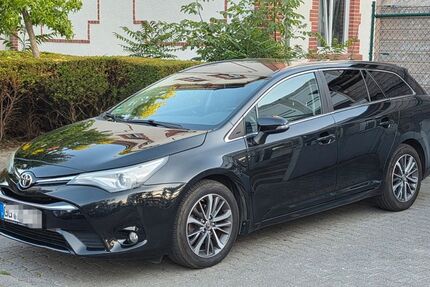 Toyota Avensis 153.115 km 8.990 &euro; Kelsterbach 65451