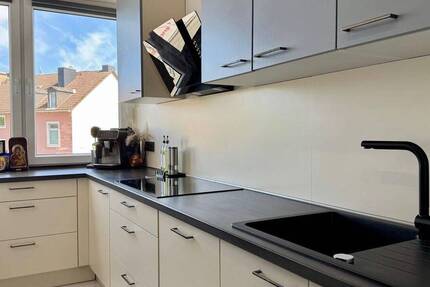 Modern. Hell. Kernsaniert. 3 Zimmer mit Einbauküche & Balkon. 3 zimmer