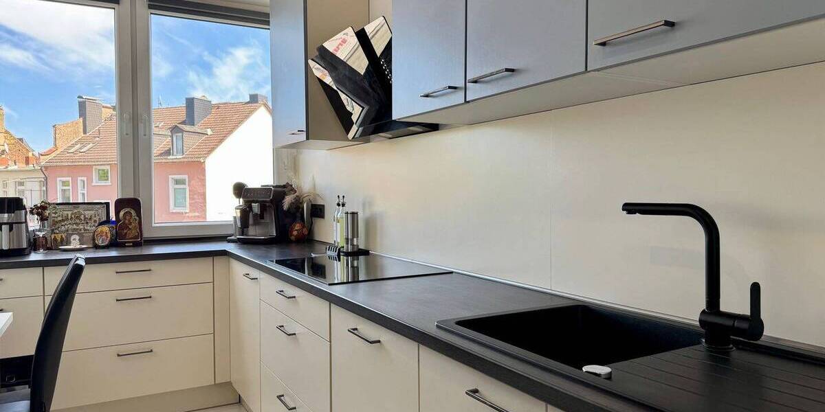 Modern. Hell. Kernsaniert. 3 Zimmer mit Einbauküche & Balkon. 3 zimmer