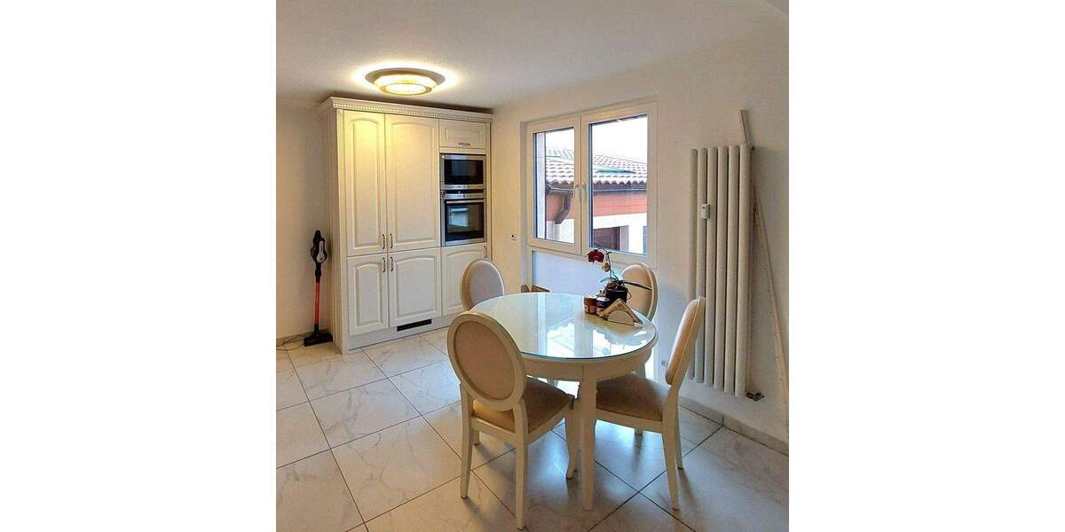 DHH auf 2 Etagen mit Vorgarten und Keller. 4 zimmer