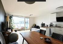 Moderne Vier-Zimmer-Wohnung mit Balkon