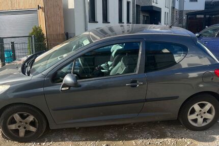 Peugeot 207 180.000 km 2.100 &euro; Offenbach 63073