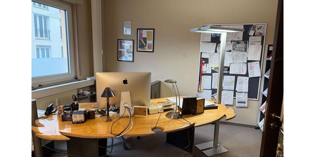 Kompakte Bürofläche inklusive praktischem Lager. zimmer