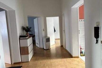 Sehr gut geschnittene Altbauwohnung in der Nähe vom Main und Baseler Platz 3 zimmer