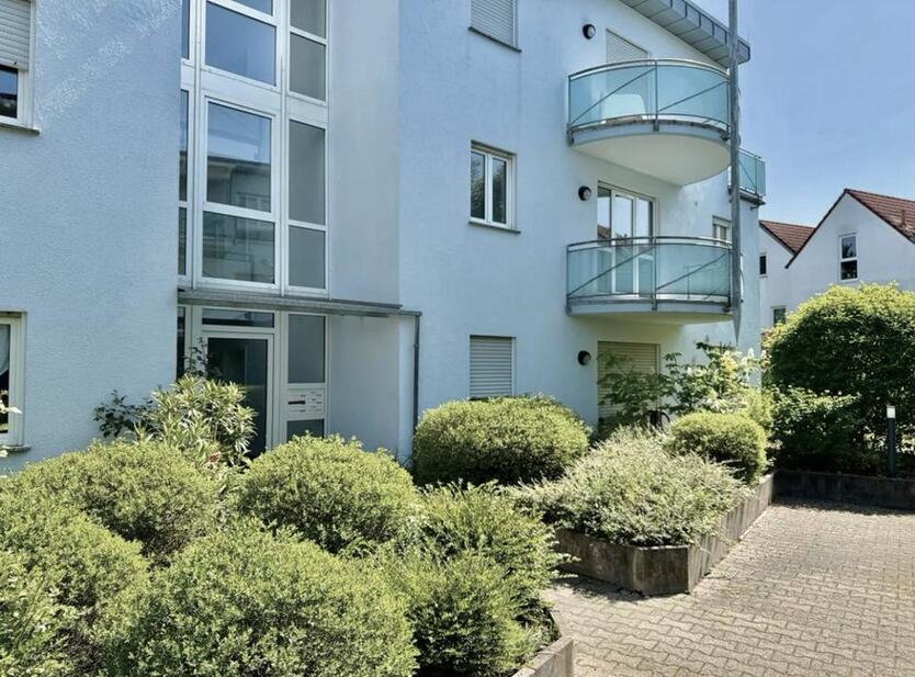 Helle 2-Zimmer-Wohnung mit zwei Balkonen und Tiefgarage