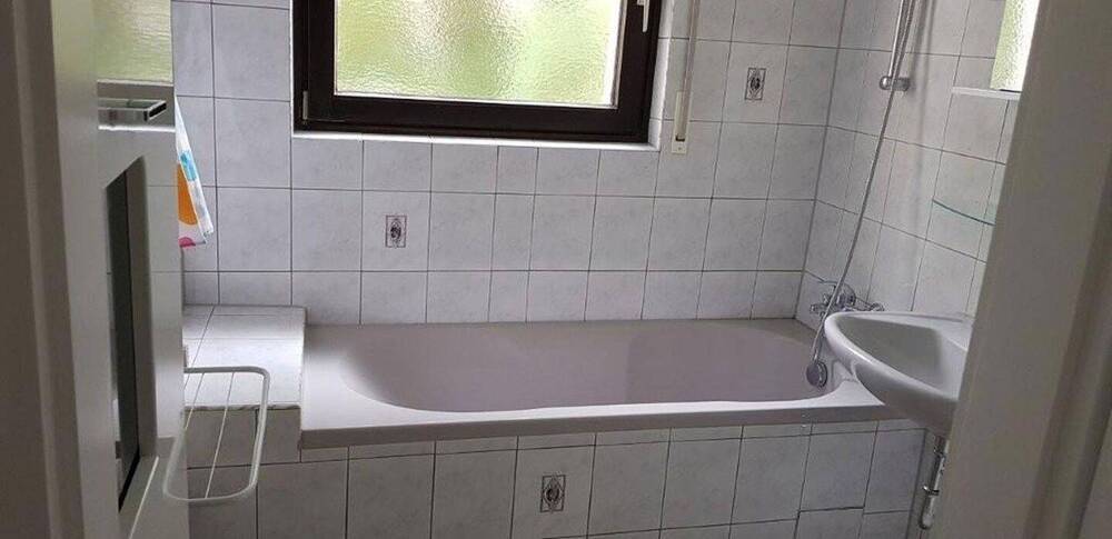 sofort Einzugsbereit, kpl. renovierte 3 Zimmerwohung im 1. OG, ohne Maklerkosten