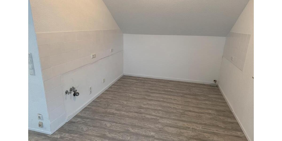 Helle 4-ZKB DG-Wohnung - KlimaWärmepumpe, Stellplatz + Garten 4 zimmer