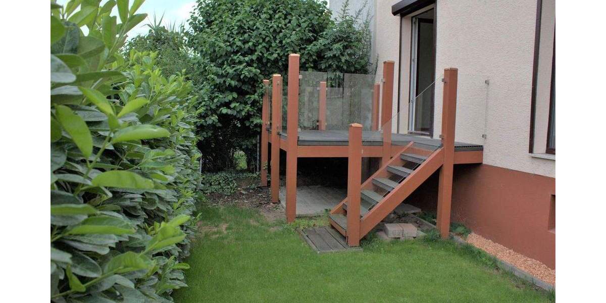 DHH auf 2 Etagen mit Vorgarten und Keller. 4 zimmer