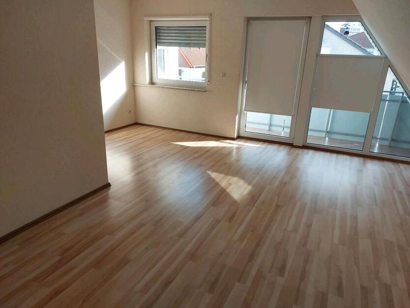Helle 60m² große 2,5-Zimmer DG-Wohnung