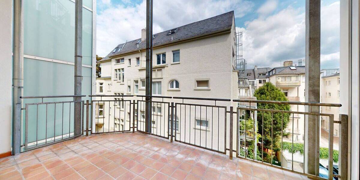 Erstbezug nach Sanierung - Charmante Altbauwohnung mit drei Zimmern, Wintergarten, Balkon und Aufzug 3 zimmer