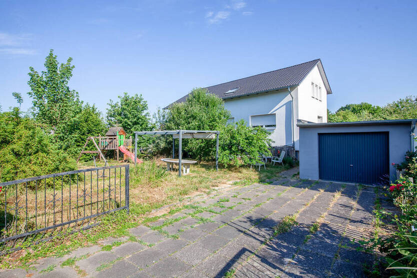 DIETZ: Großzügiges modernisiertes 2 Familienhaus auf großem Grundstück in der Gustav-Hacker-Siedlung
