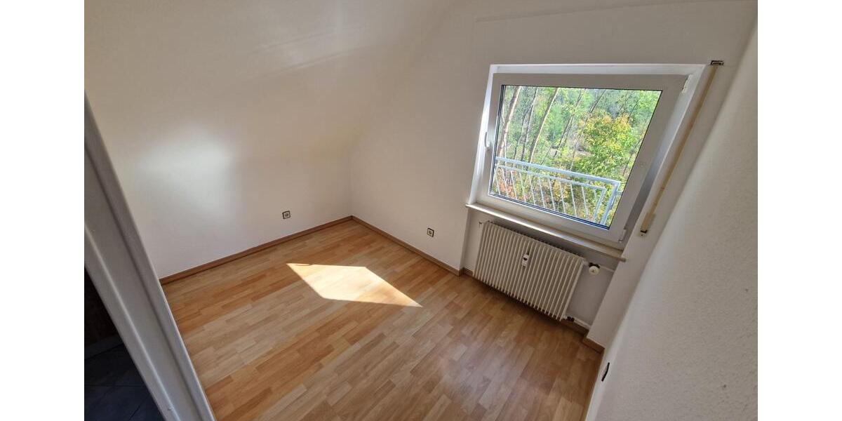 Schöne DG-Wohnung, 76m2 mit Balkon in 3 Familienhaus zu vermieten 3 zimmer