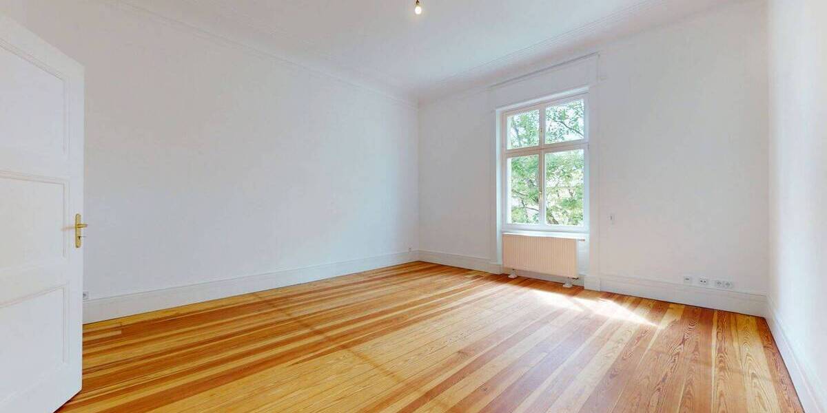 Erstbezug nach Sanierung - Charmante Altbauwohnung mit drei Zimmern, Wintergarten, Balkon und Aufzug 3 zimmer