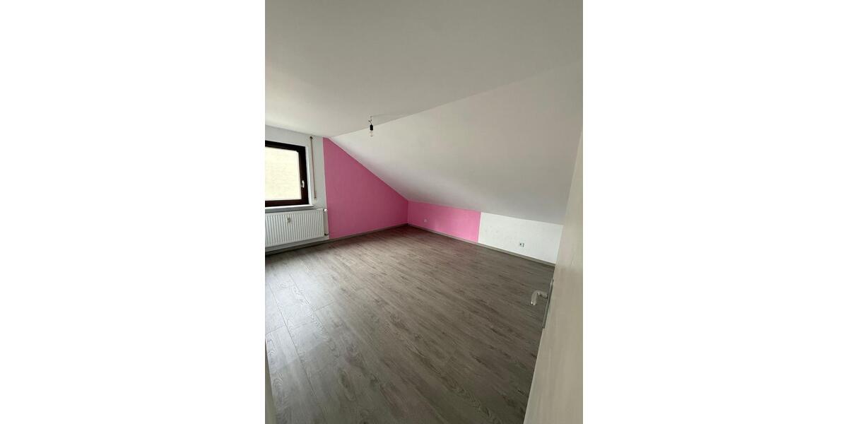 Dachgeschoßwohnung Bürstadt - 3 Zimmer, 80 m&sup2;, 1.250&euro; | Angebot:26336197