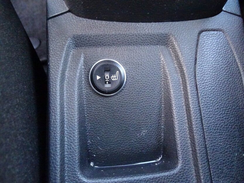 Renault Clio 1,0l Evolution Navi Rückfahrkamera, Einparkhi 31.015 km 12.990 € Rodgau 63110