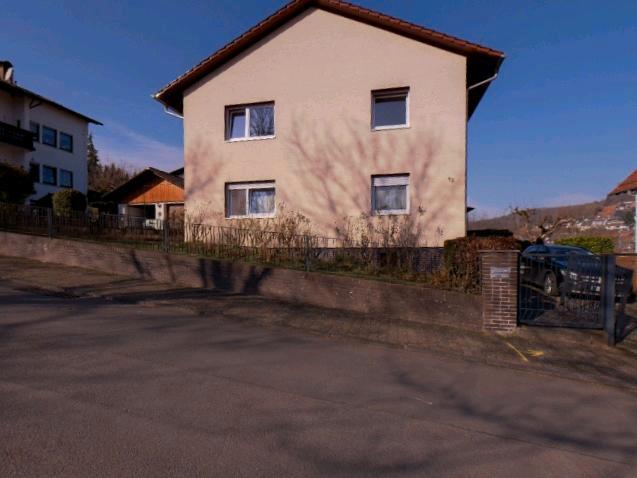 Zweifamilienhaus in ruhiger Lage mit Garten