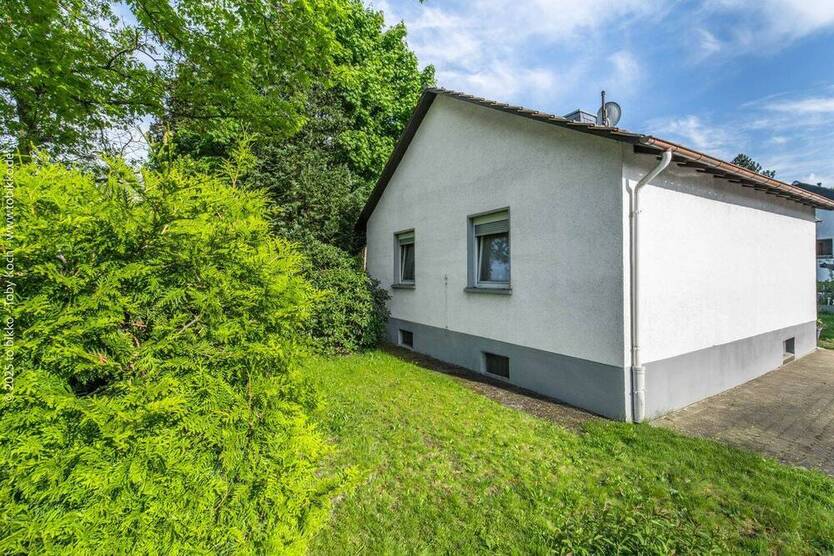 Neu-Isenburg: 1 Mehrgenerationenhaus, 2 Einfamilienhäuser und eine Bauoption mit Bauvorbescheid