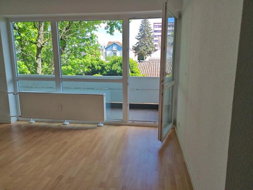 3 ZW Wohnung BALKON WANNENBAD EBK 3XFACH FENSTERVERGLASUNG NÄHE UNIKLINIK ROSSMANN REWE EIFLER ÖVNP S BAHN LYONERSTR DFB ZENTRALE