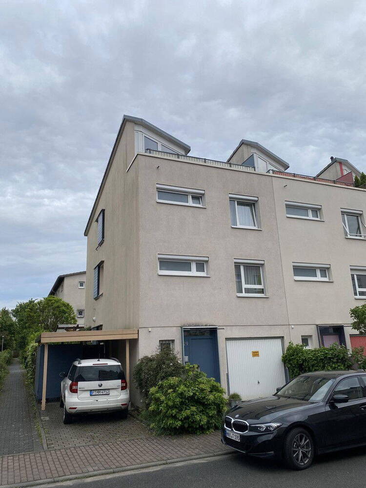 Großzügiges Familien - Reihenendhaus mit Loggia in Eschersheim